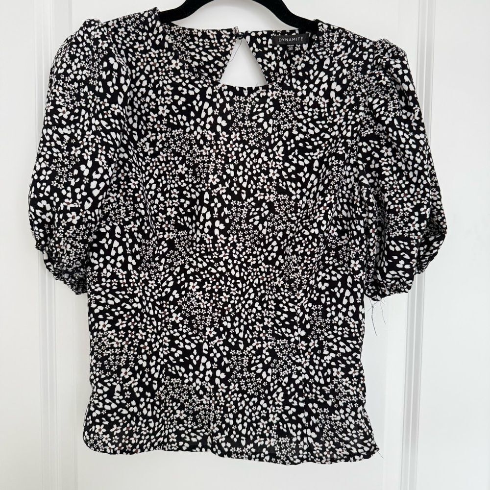 DYNAMITE | Puffed sleeve open back floral blouse